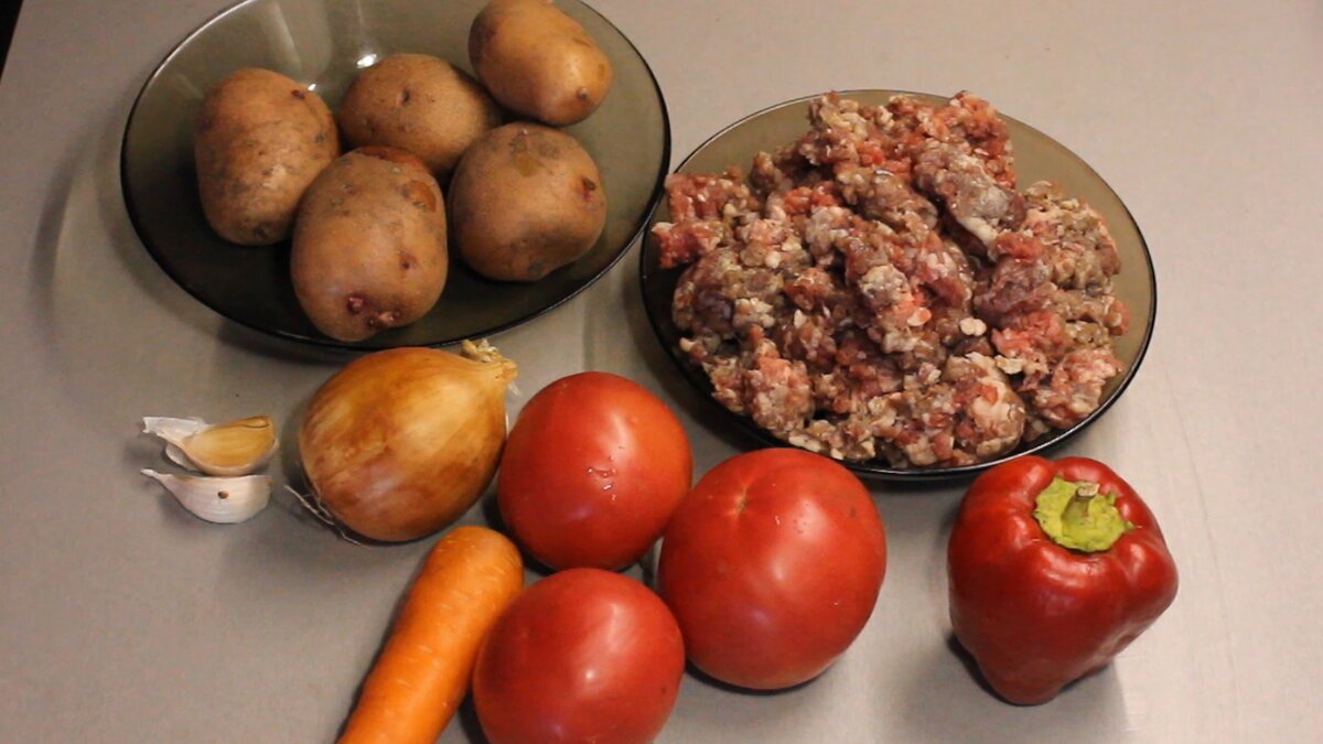Нам надо: фарш любой-400 гр
 картофель- 600 гр
морковь- 1 шт
 помидоры- 3 шт
 лук - 1 штука. 
 молоко, слив. масло. соль специи по вкусу.
 чеснок 2 зубчика