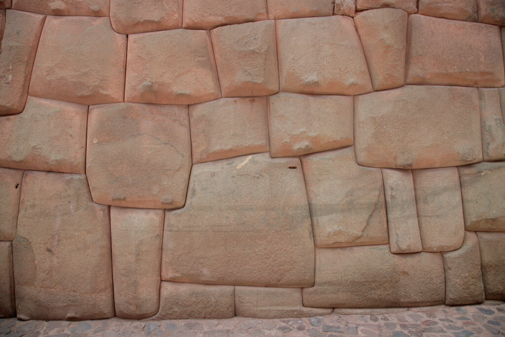 Полигональная кладка. Источник https://stoneforest.ru/event/history/poligonalnaya-mnogougolnaya-kladka/