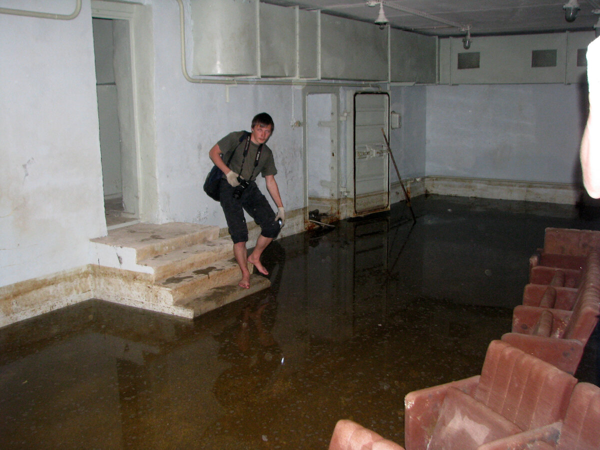 Мы шли по-щиколотку в воде, чтобы увидеть заброшенный советский бункер |  Покинутый край | Дзен