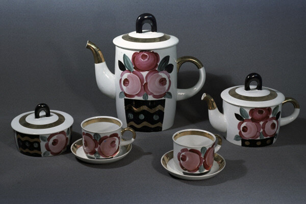 Виктор Колосов (роспись). Виктор Бобров (форма «Суздаль»). Сервиз «В корзине». 1967. Дулёво. РИА Новости. Фото № 702958. Источник: visualrian.ru