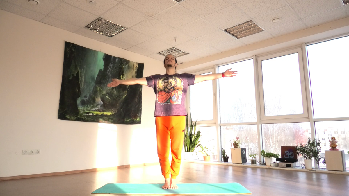 Для раскрытия Анахата чакры, я использую практику приветствия нового дня и синхронизации с вибрациями Вселенной — она одна из самых любимых у меня. 