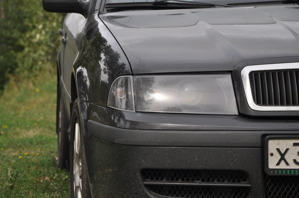 Если лампочка сгорела в поворотнике, то добраться до нее непросто