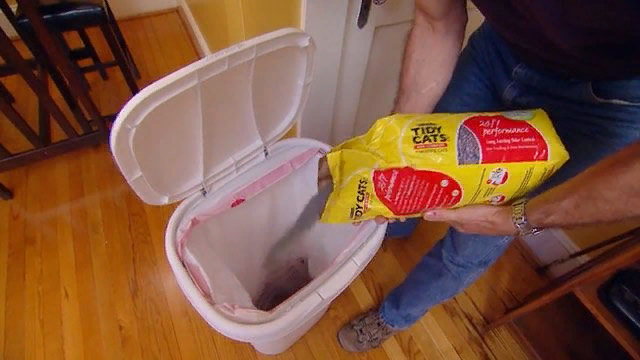 Немного наполнителя для кошачьего туалета отлично впитает и вагу и запах