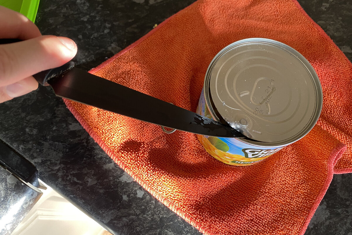 Приходиться ковырять крышку ножом, чтобы до конца открыть банку.