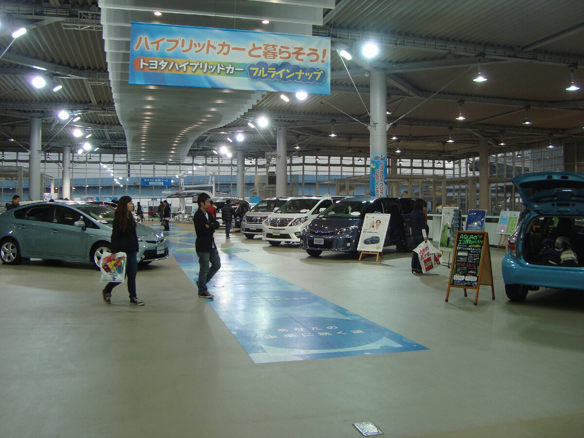 ✔️Решить будешь покупать новую машину или подержанную. Для Японии этот вопрос тоже актуален. Я не раз рассказывала о том, что японцы обращают особое внимание на внешний вид. Всё должно быть красиво, особенно, если речь идет о товаре. Поэтому главное преимущество нового автомобиля в том, что там всё красивенькое: внешний вид, безупречный интерьер. Плюс в покупке подержанной машины, пожалуй, один – цена ниже, чем у новой машины.