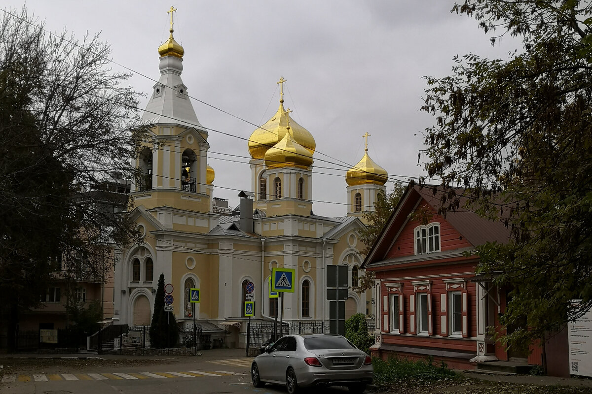 Пожалуй, главным сюрпризом в последней нижегородской поездке для меня стал квартал церкви Трёх святителей. Неожиданный и прекрасный. Он находится между улицами Белинского и Горького.-1-3