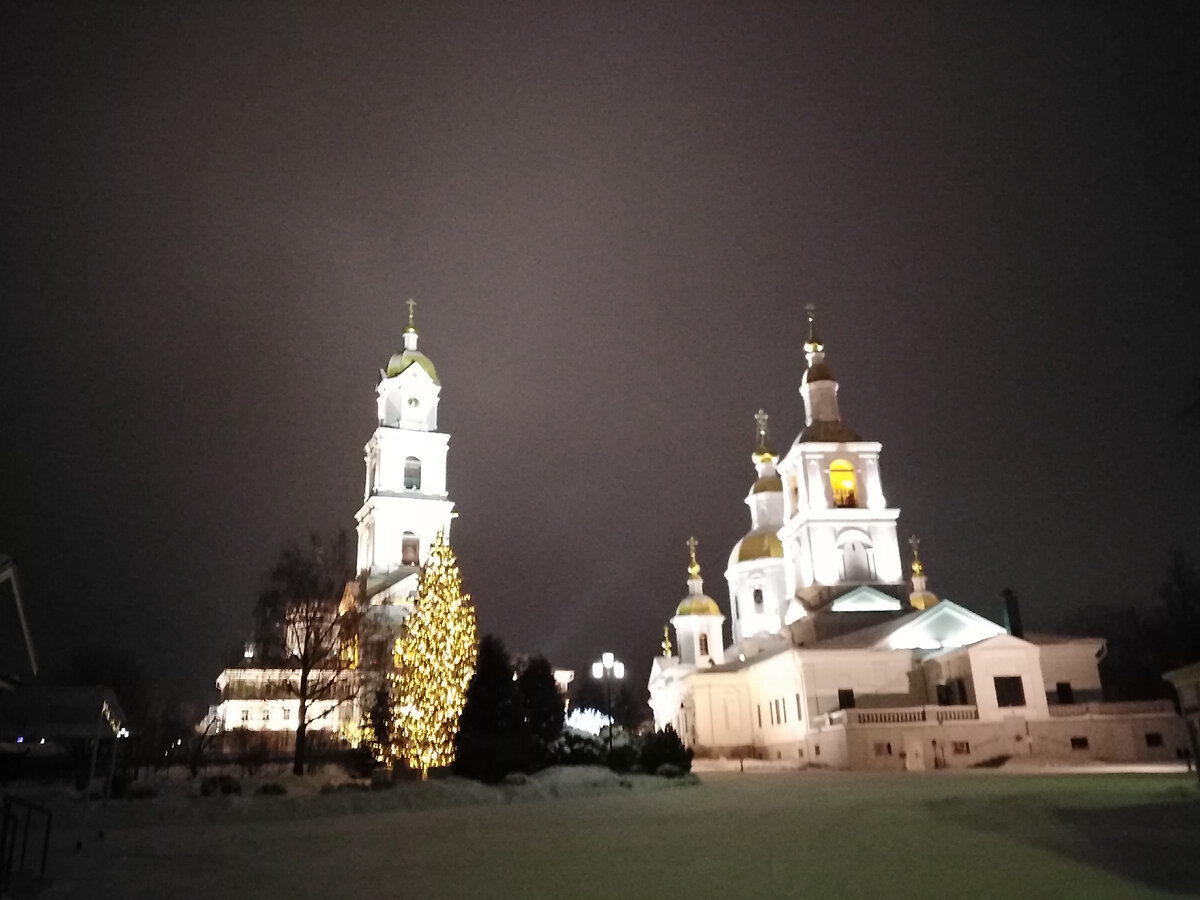 Казанский собор и колокольня Серафимо-Дивеевского монастыря в новогоднюю ночь