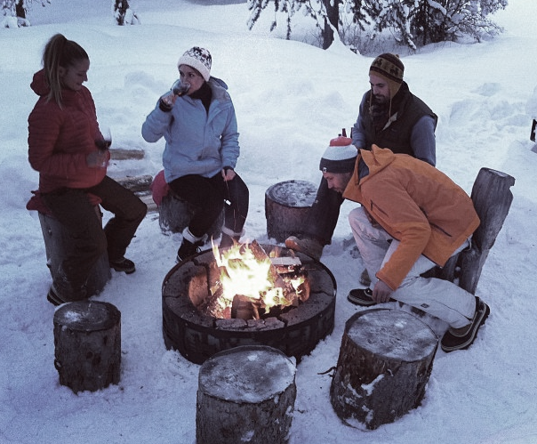 Обычно все стараются вести себя как всегда, прячут боль от потери друга