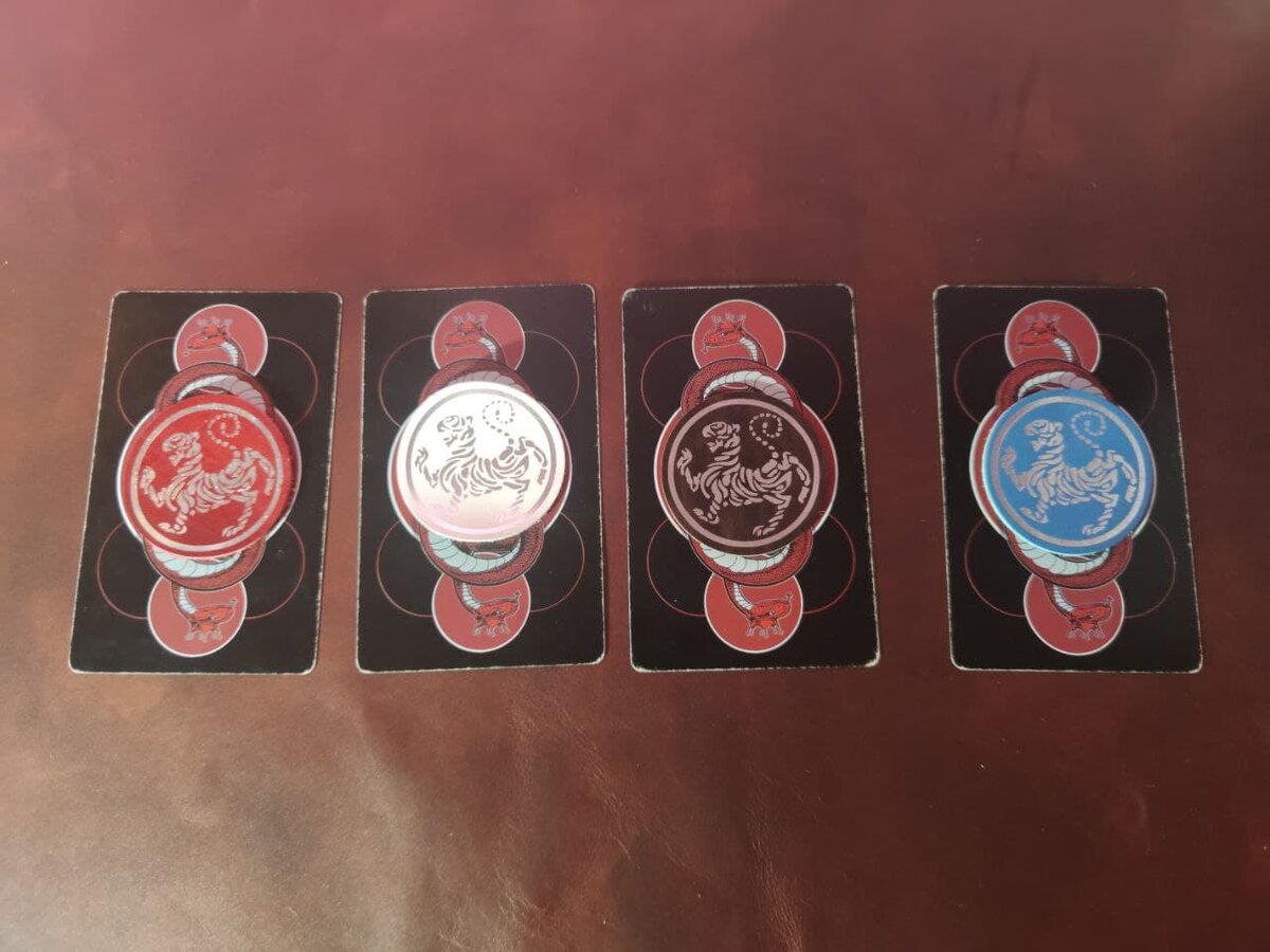 Расклад для четырех королев. Закройте глаза постарайтесь убрать все лишние мысли. Сконцентрируйтесь. Теперь выберите карту или цифру, а может вам подсознание подскажет какого выбрать тигра и его цвет. Не торопитесь, почувствуйте какая из карт вас тянет ближе. После того как выберите, приступайте к толкованию которое описано ниже, выбирайте свою позицию.