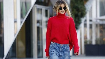 Как  уютные образы для женщин старше 45, элегантно носить свитер с высоким горлом.
