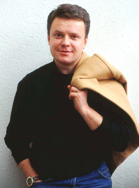 Сергей Супонев, телеведущий, 1963-2001 // 
Сергей Супонев, придумавший передачи «Звездный час» и «Зов джунглей», погиб в 2001 году — 38-летний телеведущий разбился на снегоходе, катаясь по льду Волги в деревне Едимоново. Место ведущего интеллектуального шоу для подростков «Звездный час» предлагали его сыну, но тот отказался, хотя, как и отец, работал на телевидении. Также Кирилл играл на ударных в рок-группе «Ромео должен умереть». Супонев-младший повесился в 2013 году, не оставив записки. Близкие молодого человека предполагают, что на решение Кирилла в том числе повлияла и незатихающая боль от потери отца.