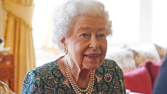 Королева но все равно провела мероприятие в Виндзорском замке, елизавета плохо ходит. Величества с правнуками, новое фото ее.