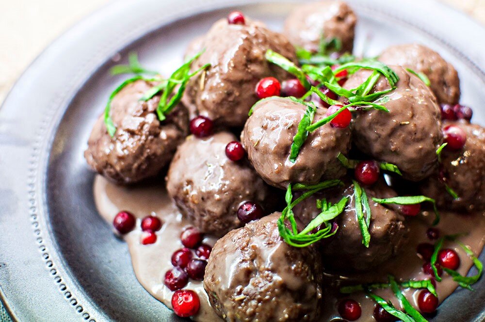 Фрикадельки из косули, томленные в красном соусе. Время приготовления: 40-60 минут. Количество порций: 4