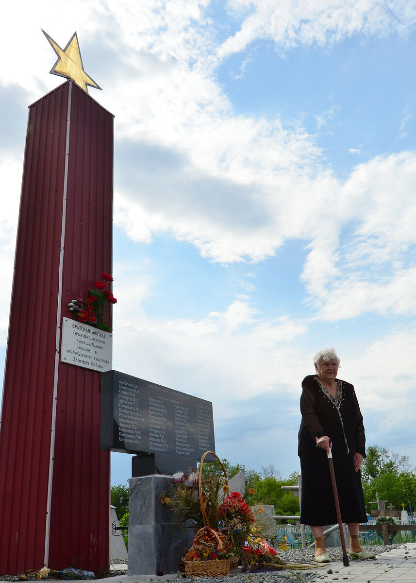 Здесь могло быть, что угодно, хоть мусорная яма, если бы не Антонина Евгеньевна. 53 года назад, она, случайно споткнувшись на кладбище о солдатский ремень, заволновалась, что это за огромное ровное поле?.. Проведя расследование, выяснила, что это безымянная могила. После многомесячной атаки райкома КПСС и прокуратуры добилась, чтобы оградку поставили и придали вид настоящего захоронения.  Только через десятилетия выяснилось, что на этом месте захоронены курсанты-снайперы, направлявшиеся на фронт и погибшие в результате аварии, когда в их эшелон врезался маневровый паровоз. 
Известны теперь имена этих сорока 18-летних мальчишек, лежащих на кладбище в Пугачах. Все они выбиты на стеле. Если бы не наша учительница, их потомкам было бы некуда приезжать.