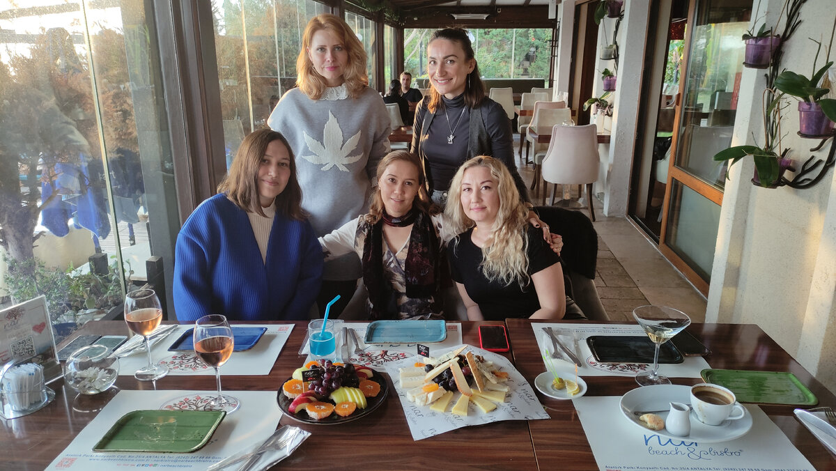 Мы все приехали в Турцию в разное время и по разным причинам (Беларусь, Украина и Россия), но все вместе работали в одном отеле и до сих пор поддерживаем общение