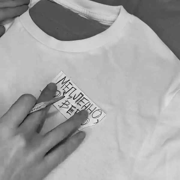 Пример, как можно перенести надпись на ткань: мягким карандашом