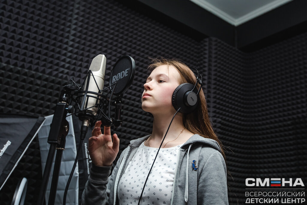 На направлении «Озвучка и дубляж» сменовцы учатся управлять своим голосом и правильно говорить в микрофон