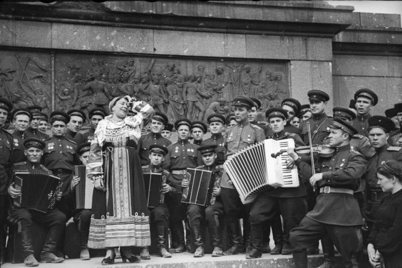 Концерт Лидии Руслановой перед Рейхстагом 9 мая 1945 года. Источник фото: https://russiainphoto.ru/