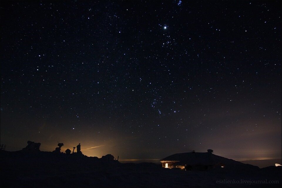 Очень похоже, только без домика. Вообще на Севере зимой небо совершенно другое, чем на юге. Взято с Яндекс.Картинок
