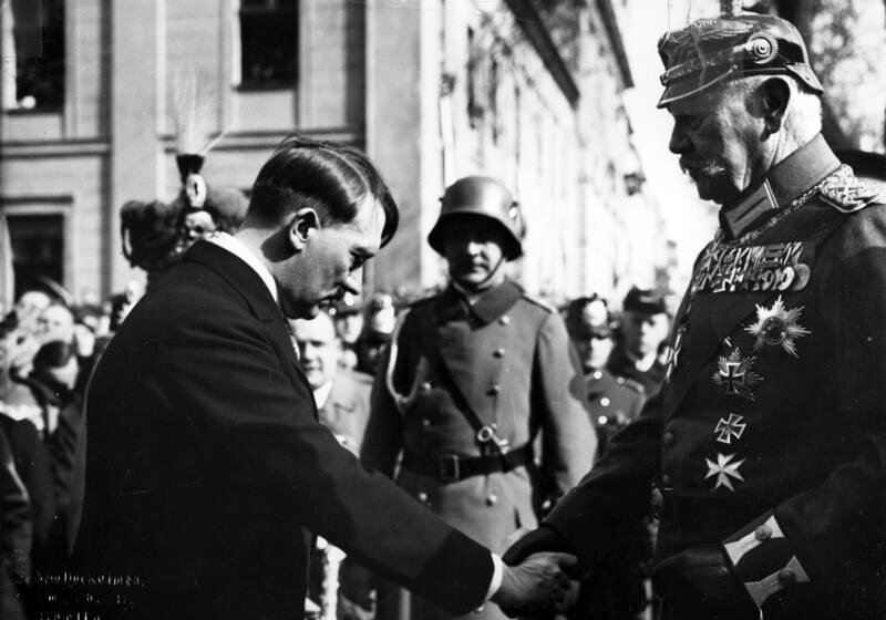 Гитлер и Пауль фон Гинденбург в Потсдаме. Источник: wikipedia.org