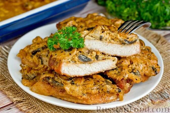 свинина, шампиньоны, лук репчатый, сливки, кетчуп, порошок чесночный, паприка молотая, базилик, соль, перец чёрный молотый, масло подсолнечное