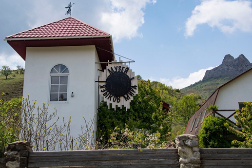 Музей языков спрятался за спинами крымских гор 