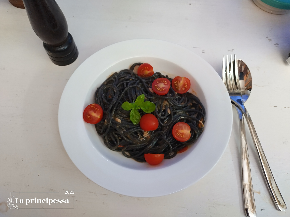 Спагетти нери аль тонно (чёрные спагетти с тунцом) - gli spaghetti neri al  tonno | Феличита́ на завтрак (la principessa sa cucinare) | Дзен