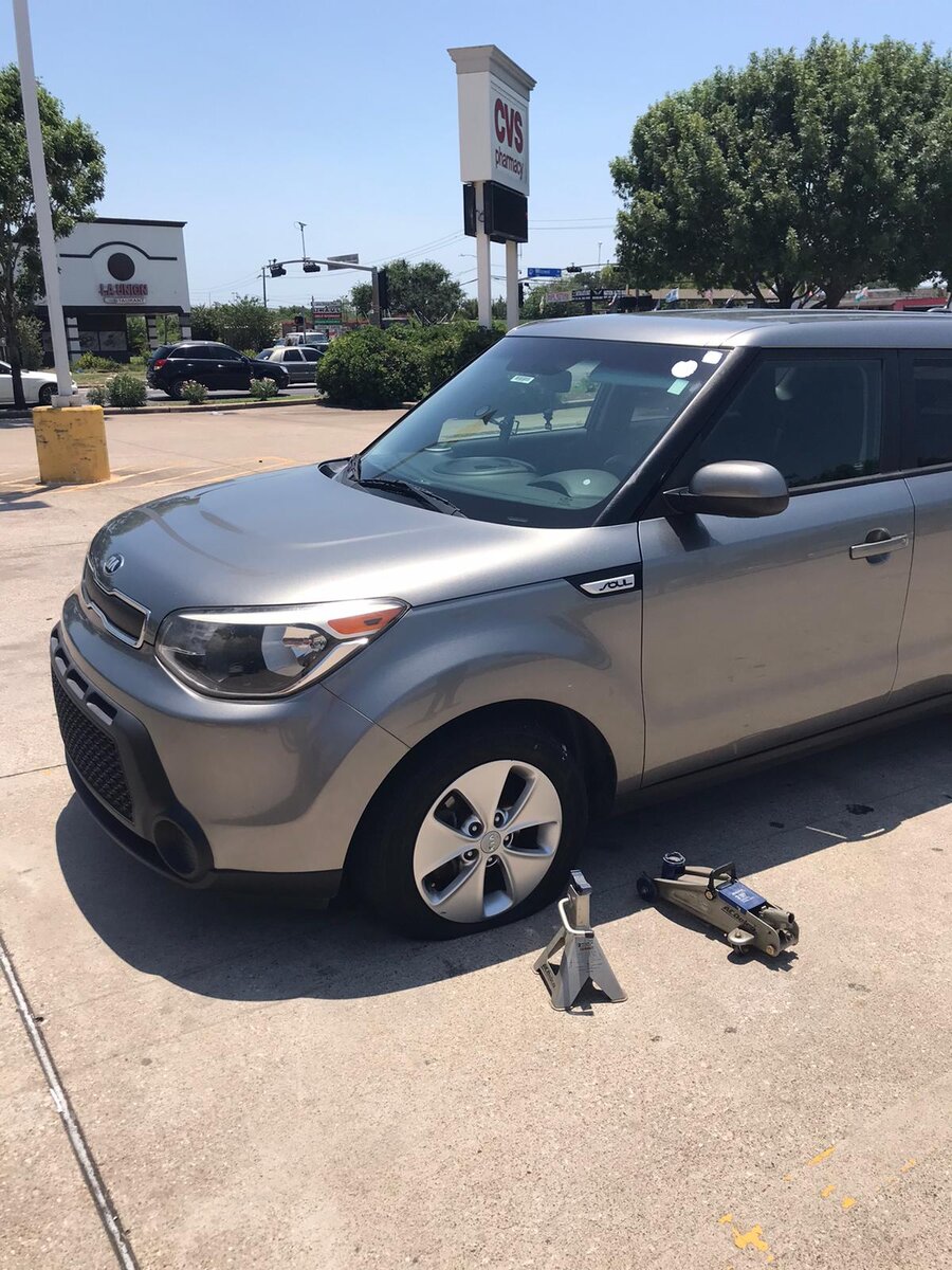 Авто моего друга в Техасе, порезали шины просто потому что. Вот вам и развитые цивилизованные штаты