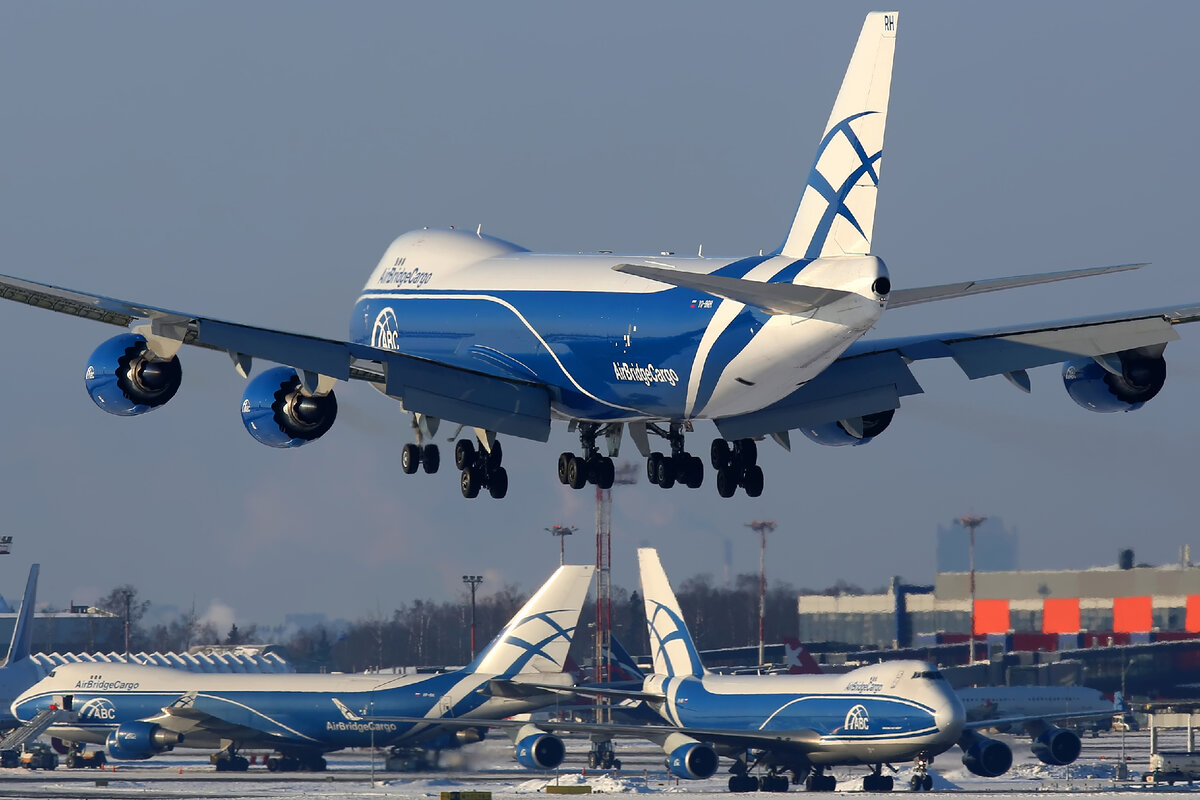 Airbridgecargo. Самолет Боинг 747 Air Bridge Cargo. Боинг 747 8f AIRBRIDGECARGO. Боинг 747 Волга Днепр. 747 Грузовой Волга Днепр.