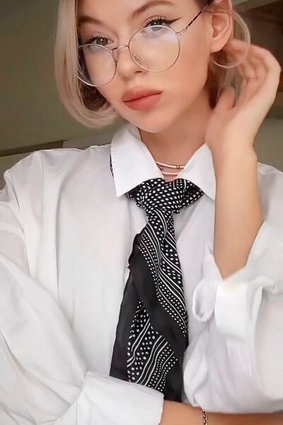 Галерея: украсим деловой стиль контрастным платком. Фото из Pinterest,