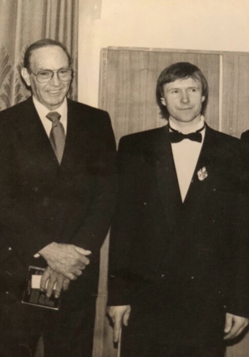 Интересно, что объединяет астронавта и гипнотизёра? Как же давно это было и кажется, что осталось только в моей памяти наше знакомство.