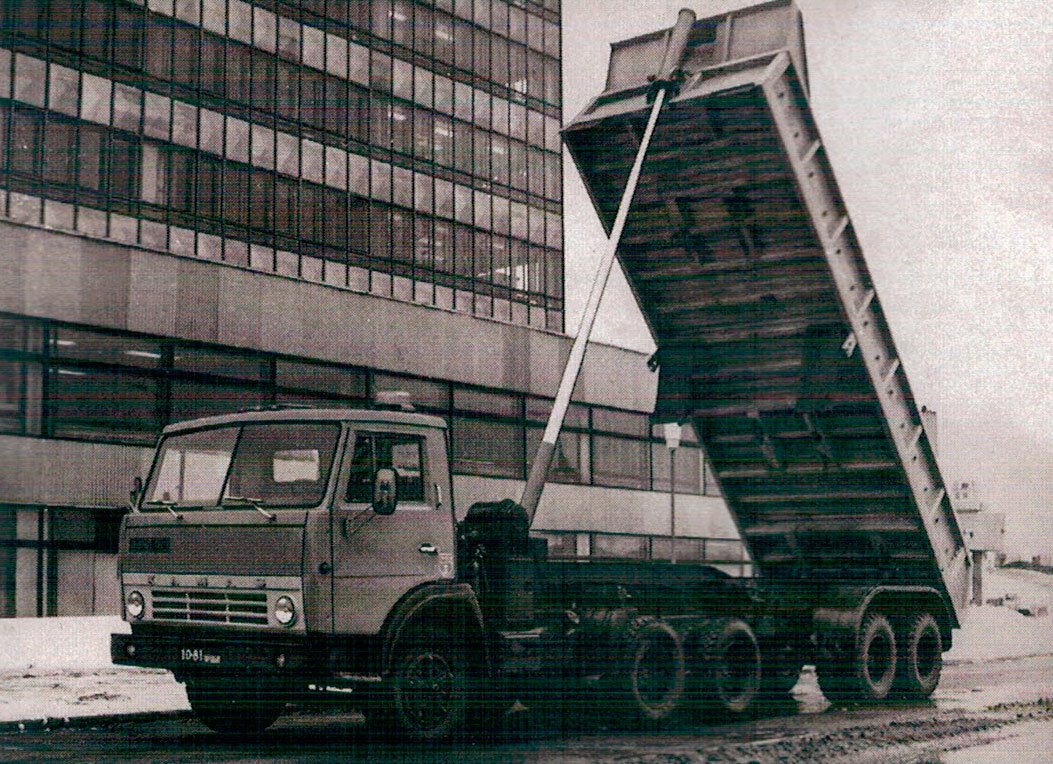 Первый камаз сошел с конвейера. КАМАЗ 54101. Самосвальные автопоезда СССР. КАМАЗ Советский. Первый КАМАЗ.