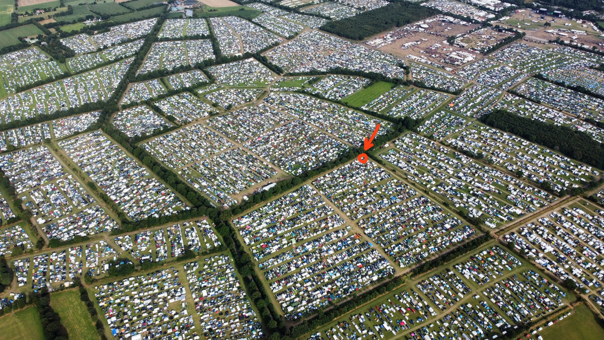 В лагере не только машины и палатки, там очень много домов на колёсах. Под стрелкой стоим мы