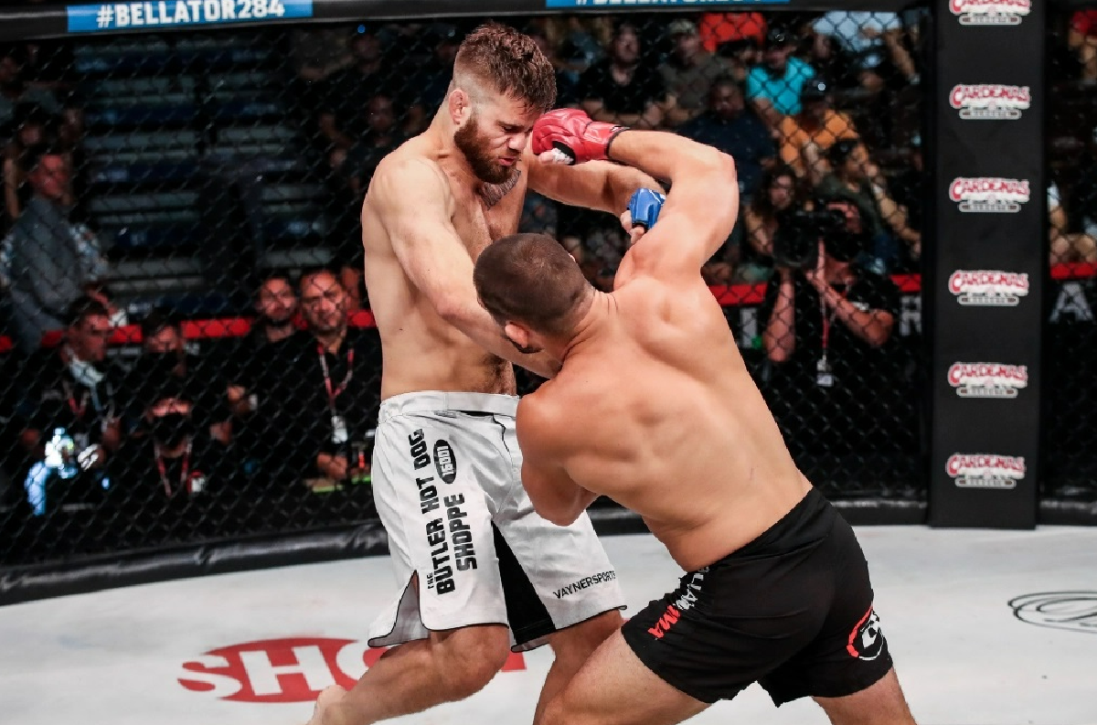 Стив Моури испугался продолжать бой с Валентином Молдавским. Фото: соцсети