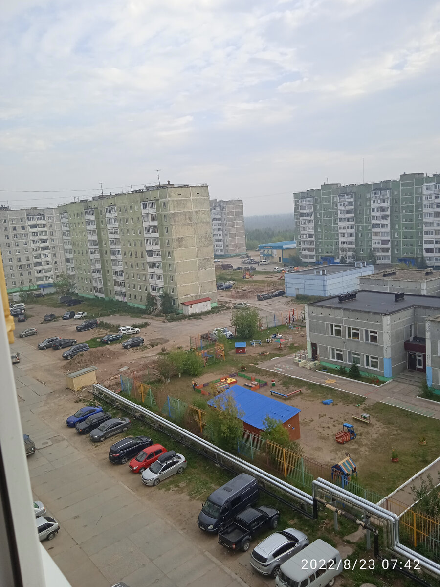 Вышла на балкон и быстрей закрывать, дышать нечем, гарью пахнет. 