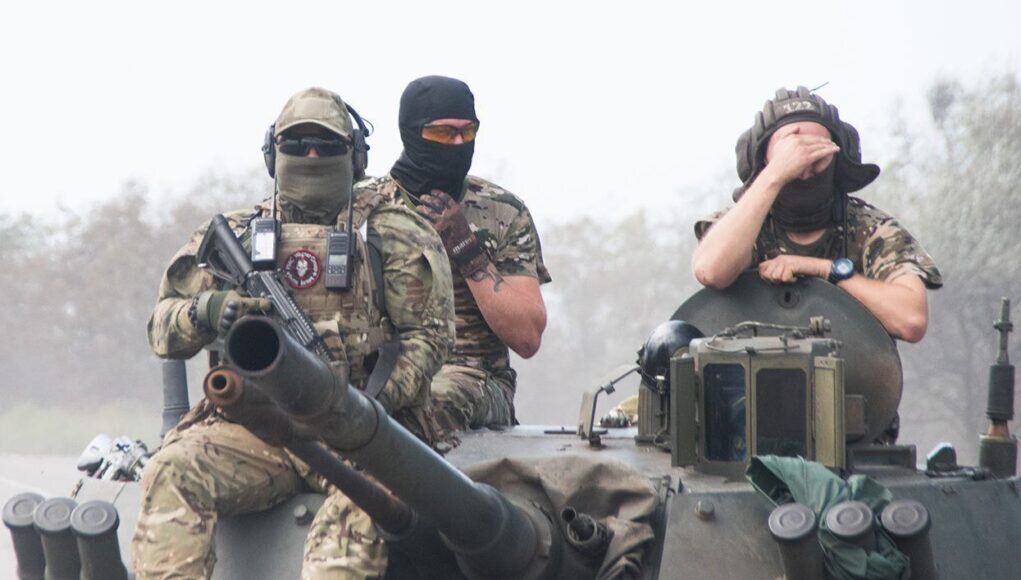 Солдаты на бронемашине.  фото: картинки  яндекса.