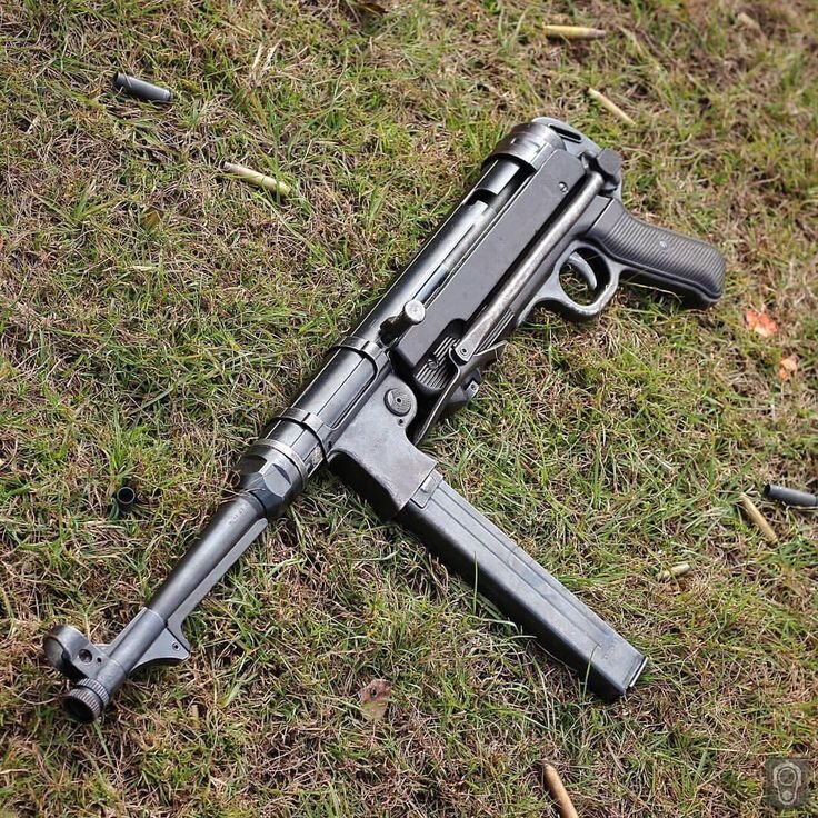  MP 40 явился модификацией пистолет-пулемёта MP 38, который, в свою очередь, был модификацией пистолета-пулемёта MP 36, прошедшего боевые испытания в Испании. MP 40, как и MP 38, предназначался в первую очередь для танкистов, мотопехоты, десантников и командиров пехотных отделений. Позднее, ближе к концу войны, он стал применяться немецкой пехотой достаточно массово, хотя при этом и не имел повсеместного распространения.

По мере распространения MP 40 в пехоте, некоторые особенности оружия, связанные с его изначальным предназначением, такие, как наличие складного плечевого упора вместо полноценного приклада и отсутствие переключателя видов огня, стали вызывать нарекания; в результате оружейником Хуго Шмайссером, работавшим на фирму C. G. Haenel, конкурента «Эрмы», была создана модификация MP 41, сочетавшая основные механизмы MP 40 с деревянной ложей и спусковым механизмом, в свою очередь выполненными по образу ранее разработанного самим Х. Шмайссером MP28. Однако этот вариант широкого распространения не получил и выпускался недолго (было выпущено порядка 40 тыс. штук, из которых около 26 тыс.было поставлено румынам, еще 5-6 тыс. хорватам, остальные 8-10 тыс. поступили в СС ), причём, как иногда упоминается, причиной этого стало инициированное фирмой ERMA судебное разбирательство против работодателя Шмайссера по поводу незаконного копирования её патентованной конструкции.