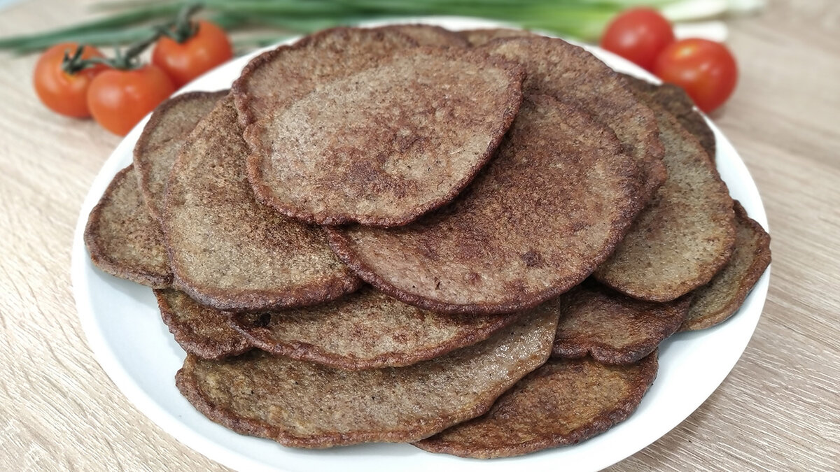 Пышные оладьи из куриной печени с манкой на сковороде