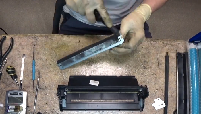 Фото 57. Устанавливаем на место фиксатор, который снимали на фото 46, и фиксатор, который снимали на фото 49