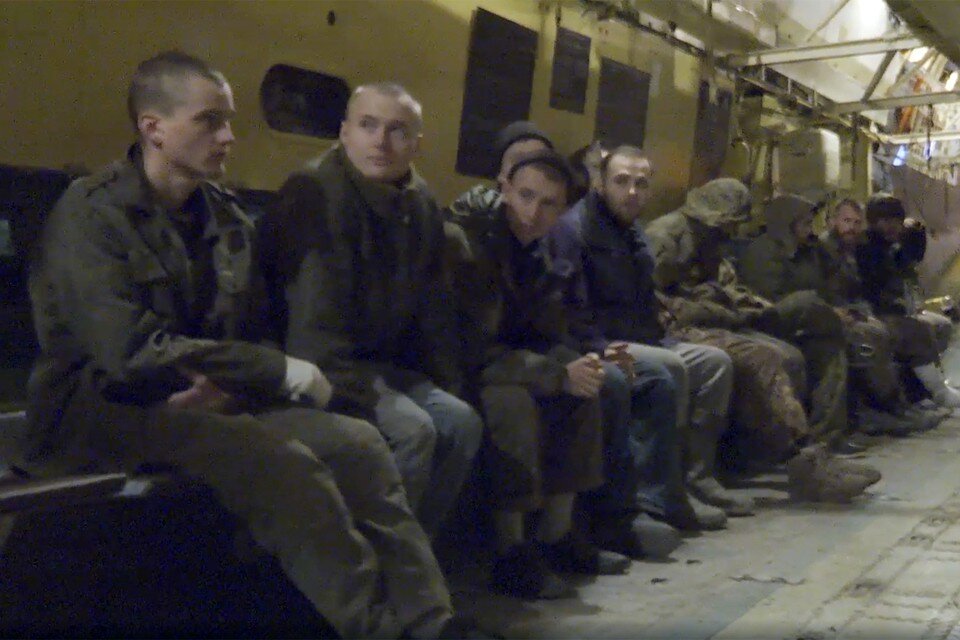     Сейчас наши бойцы приехали в Москву. В аэропорту Чкаловский они рассказали об ужасах украинского плена