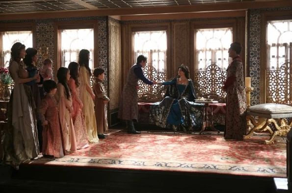 Гевхерхан вместе с другими детьми поздравляет мать