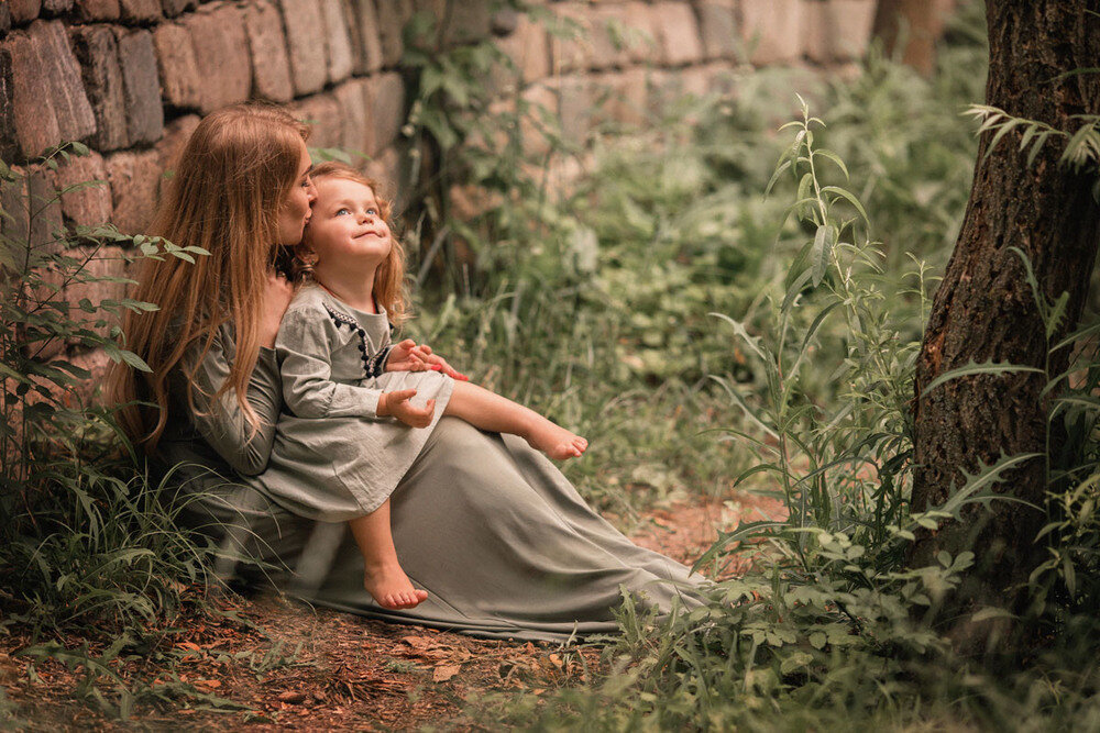 Daughter telegram. Фотосессия мама и дочка. Фотосессия мама и дочка на природе. Летняя фотосессия мамы и Дочки. Фотосессия в лесу с.дочерьми.