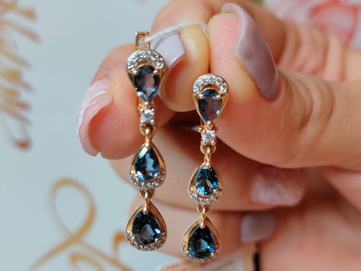 Лондон Топаз. Цвет получают при помощи воздействии радиацией или нагревами.