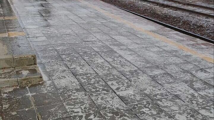     На улицах Владивостока асфальт покрылся коркой льда, из-за чего местные жители едва передвигаются. Особенно выделяется внезапно образовавшийся каток на ж/д остановке «Луговая».