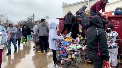 Кадры видео из Остина, штат Техас, показывают, как отчаявшиеся люди лезут в мусорные контейнеры супермаркетов, чтобы достать продукты