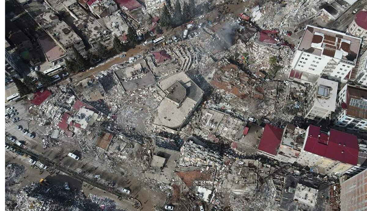 По последним данным, число погибших в результате катастрофического землетрясения в понедельник в Сирии и Турции, по состоянию на утро среды превысило 7800 человек. За мощным землетрясением магнитудой 7,8 через несколько часов последовал сильный афтершок магнитудой 7,5 - толчки зарегистрированы вплоть до Гренландии