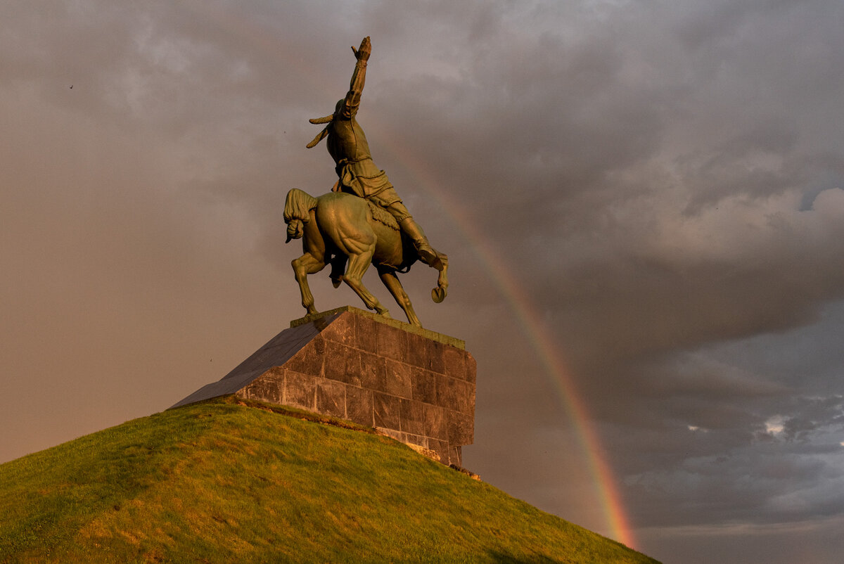 Уфа салават. Салават Юлаев монумент. Салават Юлаев памятник в Уфе. Салават Юлаев статуя. Памятник Салавату Юлаеву.