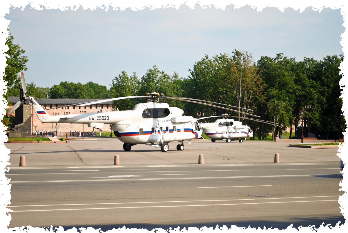 Вертолет, на борту которого находился глава правительства, приземлился прямо в центре города. 2010 год.