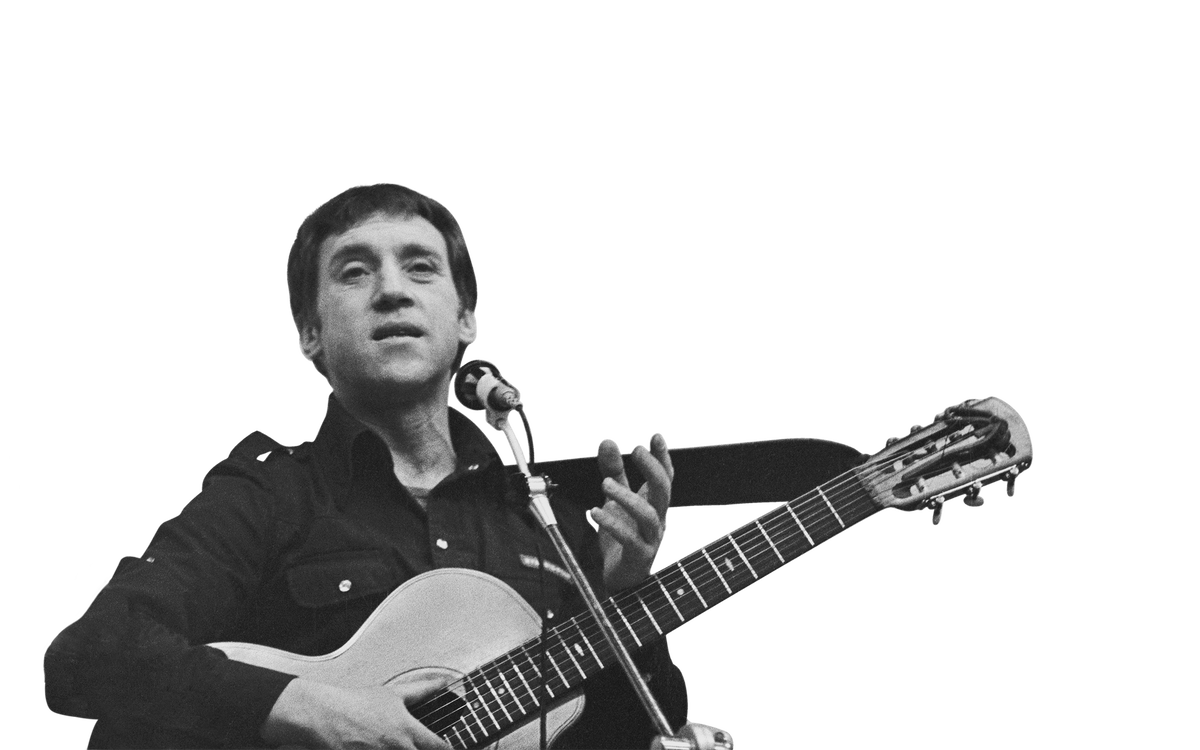 Из песни Высоцкого ..." Я к микрофону встал как к образам..."  -источник Яндекс Картинки