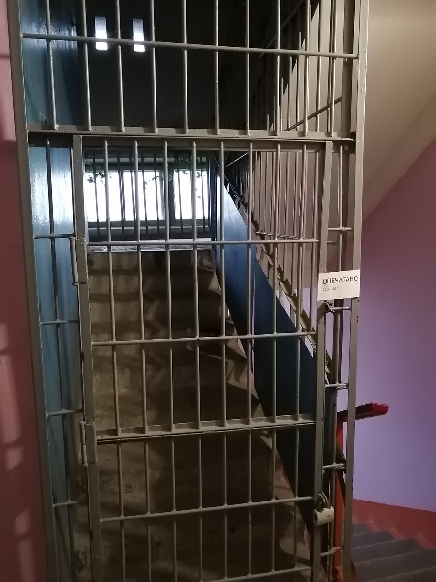 Там, на площадке, возле окна стоял мой велик